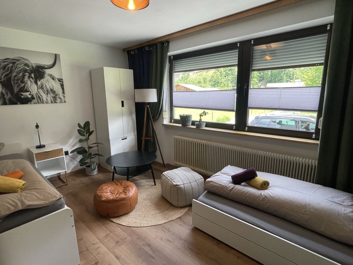 Schlafzimmer mit zwei Einzelbetten in der familienfreundlichen Ferienwohnung Schruns