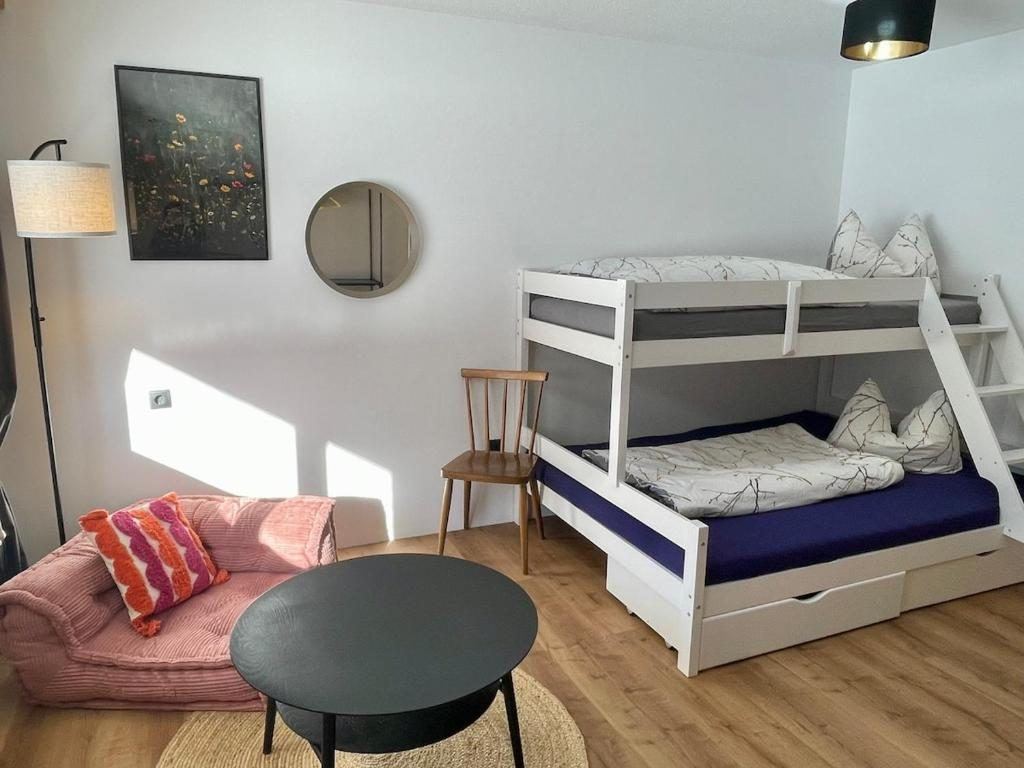 Kinderzimmer mit Etagenbett und Sitzecke in der Ferienwohnung im Montafon